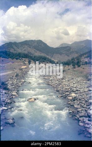 Le Lidder ou Liddar est une rivière de 73 km située dans la vallée du Cachemire de Jammu-et-Cachemire, en Inde. Il est originaire du glacier Kolahoi et alimente la rivière Jhelum à Mirgund Khanabal, à une altitude de 1 615 mètres. La vallée de Liddar est une sous-vallée de l'Himalaya qui forme le coin sud-est du district d'Anantnag dans le Cachemire administré par l'Inde. Quartier: Anantnag Banque D'Images