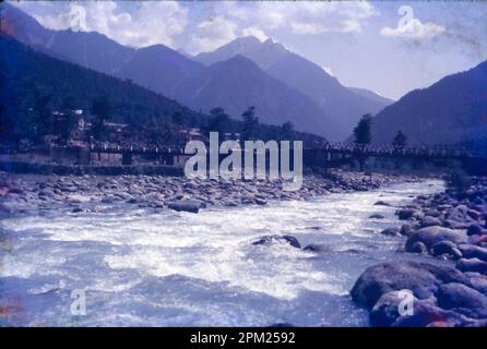 Le Lidder ou Liddar est une rivière de 73 km située dans la vallée du Cachemire de Jammu-et-Cachemire, en Inde. Il est originaire du glacier Kolahoi et alimente la rivière Jhelum à Mirgund Khanabal, à une altitude de 1 615 mètres. La vallée de Liddar est une sous-vallée de l'Himalaya qui forme le coin sud-est du district d'Anantnag dans le Cachemire administré par l'Inde. Quartier: Anantnag Banque D'Images