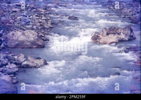 Le Lidder ou Liddar est une rivière de 73 km située dans la vallée du Cachemire de Jammu-et-Cachemire, en Inde. Il est originaire du glacier Kolahoi et alimente la rivière Jhelum à Mirgund Khanabal, à une altitude de 1 615 mètres. La vallée de Liddar est une sous-vallée de l'Himalaya qui forme le coin sud-est du district d'Anantnag dans le Cachemire administré par l'Inde. Quartier: Anantnag Banque D'Images