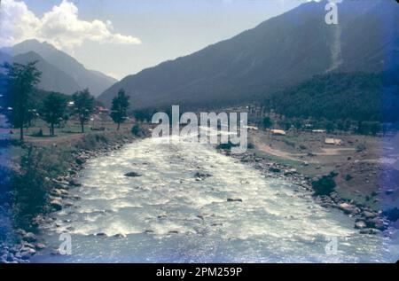 Le Lidder ou Liddar est une rivière de 73 km située dans la vallée du Cachemire de Jammu-et-Cachemire, en Inde. Il est originaire du glacier Kolahoi et alimente la rivière Jhelum à Mirgund Khanabal, à une altitude de 1 615 mètres. La vallée de Liddar est une sous-vallée de l'Himalaya qui forme le coin sud-est du district d'Anantnag dans le Cachemire administré par l'Inde. Quartier: Anantnag Banque D'Images