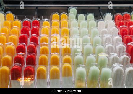 Fruits frais fabriqués à la main Popsicles soigneusement disposés en rangées sur le comptoir pour la vente. Banque D'Images