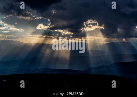 Vue de Schlern à Sarntaler Alpes, Seiser Alm, Tyrol du Sud, Italie, été, Orage Banque D'Images