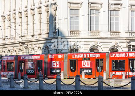 Tramway rouge passant devant les façades des bâtiments néoclassiques de la place Royale à Bruxelles. Banque D'Images