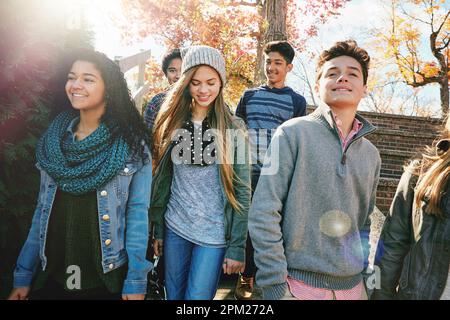 Le temps que vous aimez perdre n'est jamais vraiment perdu. un groupe d'amis adolescents appréciant une journée d'automne ensemble. Banque D'Images