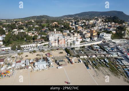 Vue aérienne de la ville de Numana , Mont Conero, la plage de la mer Adriatique dans la région du Marche, Italie , Europa Banque D'Images