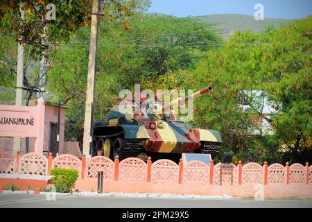 Un char de combat de l'armée indienne est présenté à l'extérieur Banque D'Images