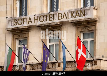 Sofia Hôtel Balkans extérieur et drapeaux internationaux, Sofia, Bulgarie, Europe de l'est, Balkans, UE Banque D'Images