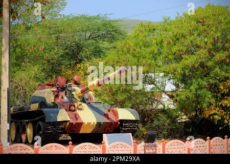 Un char de combat de l'armée indienne est présenté à l'extérieur Banque D'Images