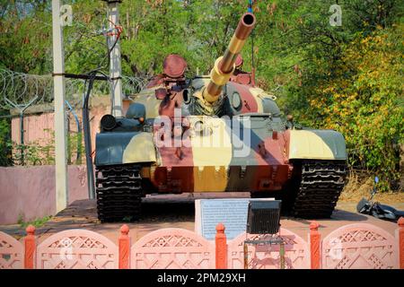 Un char de combat de l'armée indienne est présenté à l'extérieur Banque D'Images