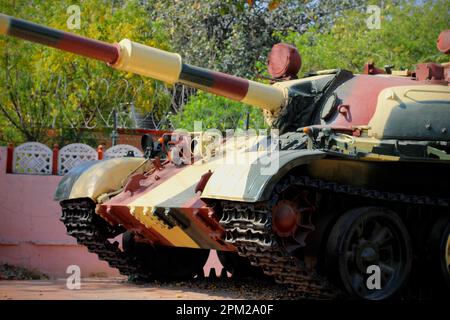 Un char de combat de l'armée indienne est présenté à l'extérieur Banque D'Images