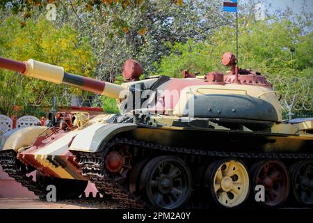 Un char de combat de l'armée indienne est présenté à l'extérieur Banque D'Images