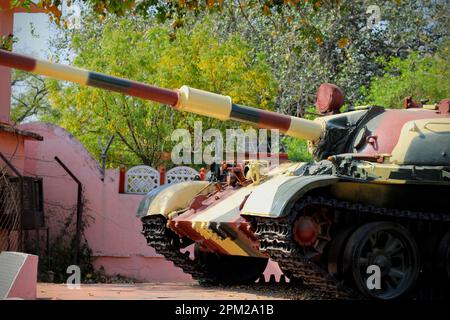 Un char de combat de l'armée indienne est présenté à l'extérieur Banque D'Images