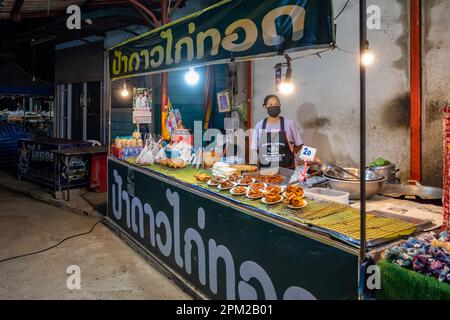 Variété de nourriture de rue servie dans un marché de nuit. Khlong LAN, Thaïlande. Banque D'Images