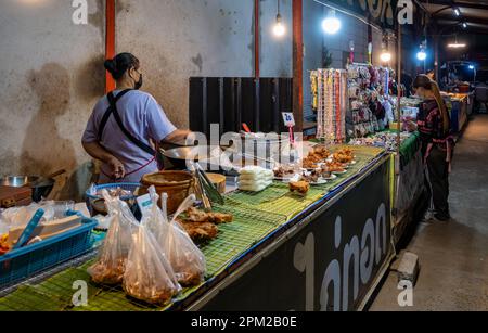 Variété de nourriture de rue servie dans un marché de nuit. Khlong LAN, Thaïlande. Banque D'Images