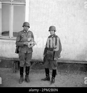 Historique de la Seconde Guerre mondiale, 1940s, photo d'un membre allemand de Wehrmacht en Lettonie (Riga, Pskov et environs). Deux soldats allemands posant.Filter amélioré Banque D'Images