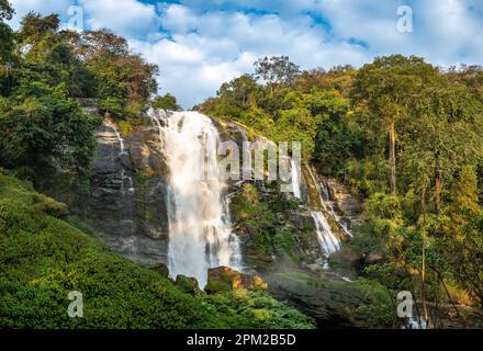 Cascade de Wachirathan. Doi Inthanon National Park, Chiang Mai, Thaïlande. Banque D'Images