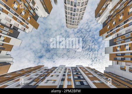 vue du sol au ciel bleu parmi les gratte-ciel, regardez la maison de bas en haut Banque D'Images