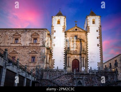 Plaza de San Jorge avec la monumentale église de San Francisco dans le centre historique a déclaré un site du patrimoine mondial de l'UNESCO à Cceres, Espagne au coucher du soleil Banque D'Images