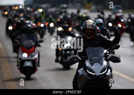 Sofia, Bulgarie - 25 mars 2023 : les motocyclistes conduisent des motos dans les rues de Sofia lors de l'ouverture de la saison. Banque D'Images