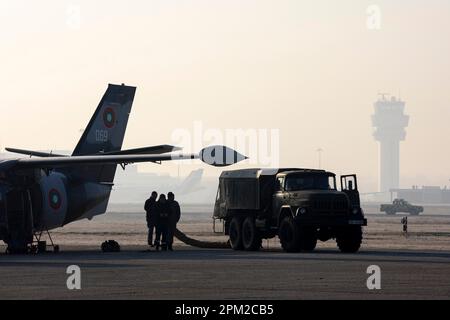 Sofia, Bulgarie - 16 février 2023 : l'avion de transport à courte portée à deux moteurs Let L-410 Turbolet est utilisé sur la base aérienne de Vrazhdebna. Banque D'Images