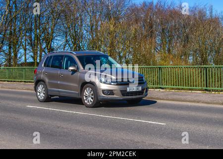 Volkswagen Tiguan 2014 TDI Blue Tech 140 Bluemotion Start/Stop beige car SUV Diesel 1968 cc Banque D'Images