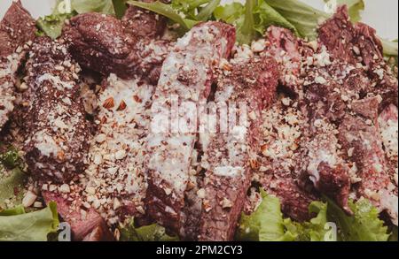 Détail du steak de flanc grillé en tranches avec sauce au fromage Banque D'Images