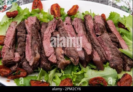 Détail du steak en tranches de viande grillée sur le flanc Banque D'Images