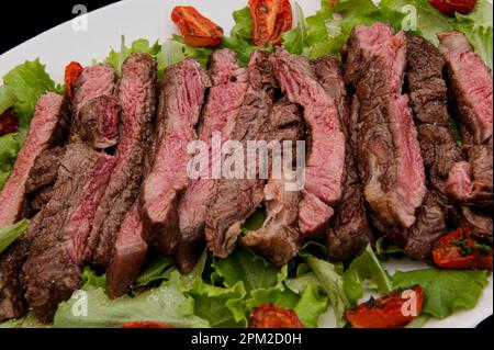 Détail du steak en tranches de viande grillée sur le flanc Banque D'Images