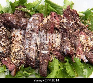 Détail du steak de flanc grillé en tranches avec sauce au fromage Banque D'Images