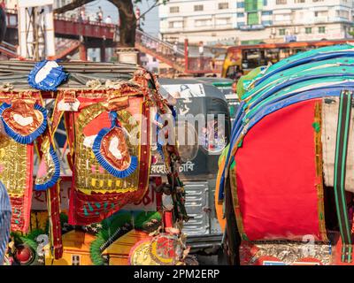 Tricycles taxis colorés en circulation dense à Dhaka, au Bangladesh. Banque D'Images