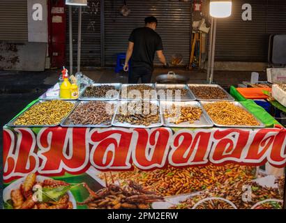 Une variété d'insectes sont servis comme nourriture dans un marché de rue au centre-ville de Bangkok, en Thaïlande. Banque D'Images