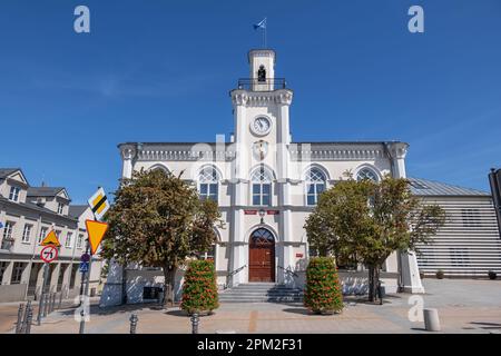 Ciechanow, Pologne - 5 juin 2022- le bâtiment de l'hôtel de ville, monument de style néo-gothique de la ville de 1844, vue de la place principale. Banque D'Images