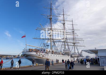 Gdynia, Pologne - 8 octobre 2022 - Dar Pomorza (Don de Pomerania) navire polonais à voile à grande capacité à partir de 1909 dans le port de Gdynia. Banque D'Images