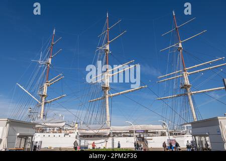 Gdynia, Pologne - 8 octobre 2022 - mâts de Dar Pomorza (cadeau de Pomerania) navire polonais à voile à grande capacité à partir de 1909 dans le port de Gdynia. Banque D'Images