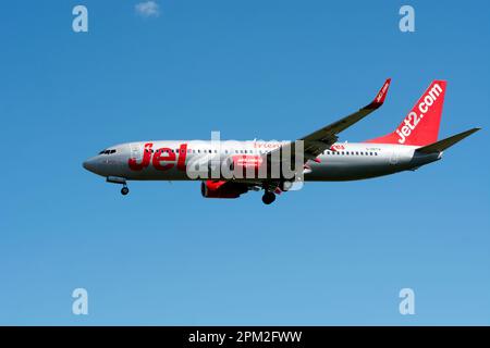 Jet2 Boeing 737-86N atterrissage à l'aéroport de Birmingham, Royaume-Uni (G-DRTW) Banque D'Images