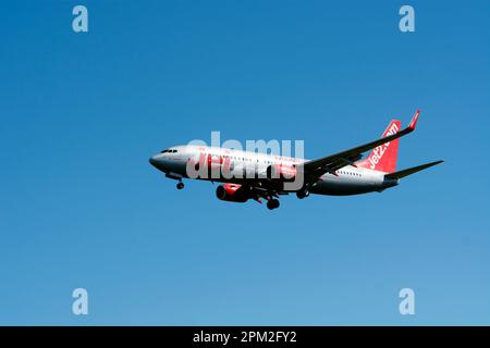 Jet2 Boeing 737-86N, à l'atterrissage à l'aéroport de Birmingham, UK (G-GDFS) Banque D'Images