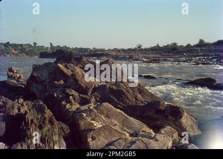 La Narmada, la plus grande rivière à écoulement ouest de la péninsule, s'élève près de la chaîne de montagnes d'Amarkantak dans le Madhya Pradesh. C'est la cinquième plus grande rivière du pays et la plus grande du Gujarat. Il traverse le Madhya Pradesh, le Maharashtra et le Gujarat et rencontre le golfe de Cambay. Banque D'Images