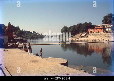 Ujjain est une ancienne ville située à côté de la rivière Kshipra, dans le centre de l'État indien du Madhya Pradesh. Une destination de pèlerinage hindoue importante, connue pour son temple de Mahakaleshwar vieux de plusieurs siècles, elle est l’une des rivières sacrées de l’hindouisme. La ville sainte d'Ujjain est située sur sa rive est. Tous les 12 ans, la foire de Sinhastha (Kumbh Mela) a lieu. Banque D'Images