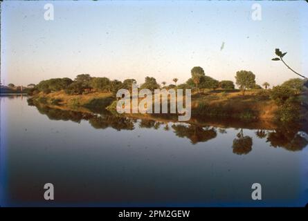 Ujjain est une ancienne ville située à côté de la rivière Kshipra, dans le centre de l'État indien du Madhya Pradesh. Une destination de pèlerinage hindoue importante, connue pour son temple de Mahakaleshwar vieux de plusieurs siècles, elle est l’une des rivières sacrées de l’hindouisme. La ville sainte d'Ujjain est située sur sa rive est. Tous les 12 ans, la foire de Sinhastha (Kumbh Mela) a lieu. Banque D'Images