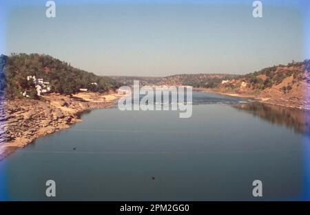 La Narmada, la plus grande rivière à écoulement ouest de la péninsule, s'élève près de la chaîne de montagnes d'Amarkantak dans le Madhya Pradesh. C'est la cinquième plus grande rivière du pays et la plus grande du Gujarat. Il traverse le Madhya Pradesh, le Maharashtra et le Gujarat et rencontre le golfe de Cambay. Banque D'Images