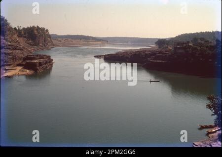 La Narmada, la plus grande rivière à écoulement ouest de la péninsule, s'élève près de la chaîne de montagnes d'Amarkantak dans le Madhya Pradesh. C'est la cinquième plus grande rivière du pays et la plus grande du Gujarat. Il traverse le Madhya Pradesh, le Maharashtra et le Gujarat et rencontre le golfe de Cambay. Banque D'Images