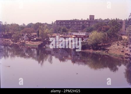 La rivière Gomti, Gumti ou Gomati est un affluent du Gange. Selon les croyances, la rivière est le fils de Rishi Vashishtha et se baigner dans le Gomti sur Ekadashi peut laver les péchés. Selon la Bhagavata Purana, l'une des principales œuvres religieuses de l'hindouisme, Gomti est l'une des cinq rivières transcendantales de l'Inde. Banque D'Images