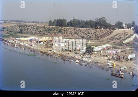 La rivière Gomti, Gumti ou Gomati est un affluent du Gange. Selon les croyances, la rivière est le fils de Rishi Vashishtha et se baigner dans le Gomti sur Ekadashi peut laver les péchés. Selon la Bhagavata Purana, l'une des principales œuvres religieuses de l'hindouisme, Gomti est l'une des cinq rivières transcendantales de l'Inde. Banque D'Images