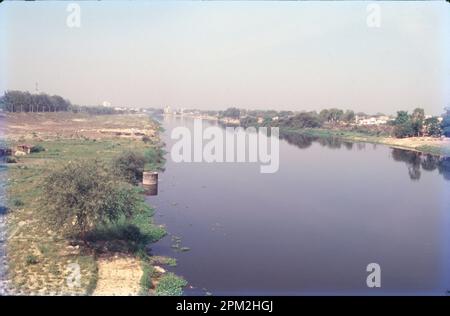 La rivière Gomti, Gumti ou Gomati est un affluent du Gange. Selon les croyances, la rivière est le fils de Rishi Vashishtha et se baigner dans le Gomti sur Ekadashi peut laver les péchés. Selon la Bhagavata Purana, l'une des principales œuvres religieuses de l'hindouisme, Gomti est l'une des cinq rivières transcendantales de l'Inde. Banque D'Images