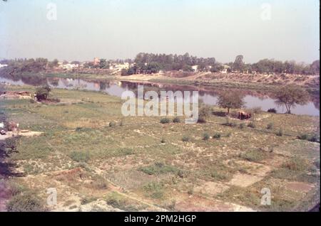 La rivière Gomti, Gumti ou Gomati est un affluent du Gange. Selon les croyances, la rivière est le fils de Rishi Vashishtha et se baigner dans le Gomti sur Ekadashi peut laver les péchés. Selon la Bhagavata Purana, l'une des principales œuvres religieuses de l'hindouisme, Gomti est l'une des cinq rivières transcendantales de l'Inde. Banque D'Images