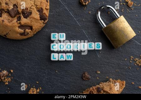 Concept de loi sur les cookies de l'UE : certains meurent avec un cookie et une serrure Banque D'Images