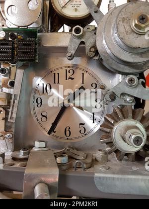 Horloge de style industriel en acier. Banque D'Images