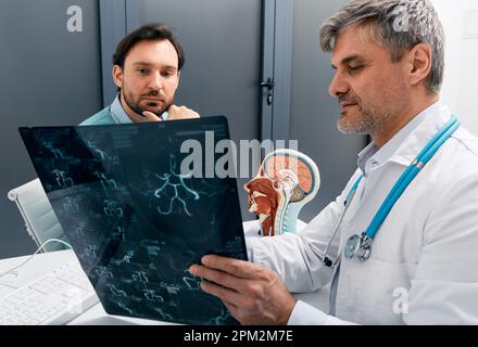 Consultation du neurologue dans le cabinet du médecin en clinique neurologique. Neurologie, traitement du système nerveux Banque D'Images