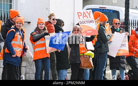 Brighton UK 11th avril 2023 - des jeunes médecins en grève devant l'hôpital du comté de Royal Sussex à Brighton ce matin, alors que l'Association médicale britannique commence leur promenade de quatre jours en Angleterre : Credit Simon Dack / Alay Live News Banque D'Images