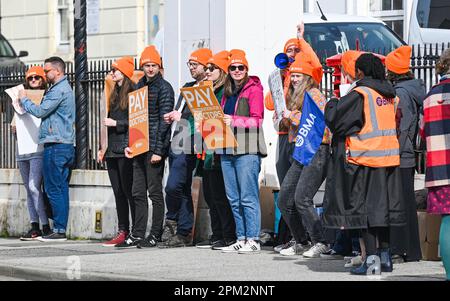 Brighton UK 11th avril 2023 - des jeunes médecins en grève devant l'hôpital du comté de Royal Sussex à Brighton ce matin, alors que l'Association médicale britannique commence leur promenade de quatre jours en Angleterre : Credit Simon Dack / Alay Live News Banque D'Images